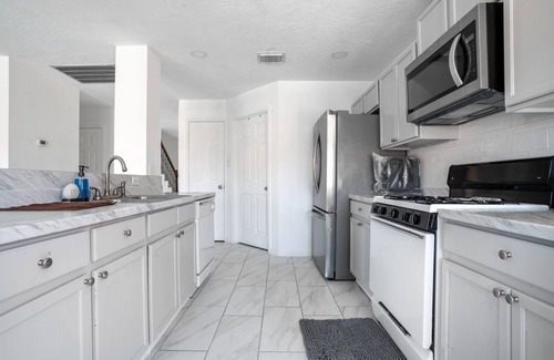 Clodine Casa | Stylish 4br 2.5ba Haven In Houston 4 Bedroom Home by RedAwning