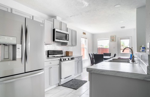 Clodine Casa | Stylish 4BR 2.5BA | Haven in Houston by RedAwning