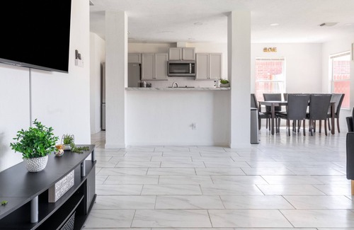 Clodine Casa | Stylish 4BR 2.5BA | Haven in Houston by RedAwning