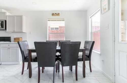 Clodine Casa | Stylish 4BR 2.5BA | Haven in Houston by RedAwning