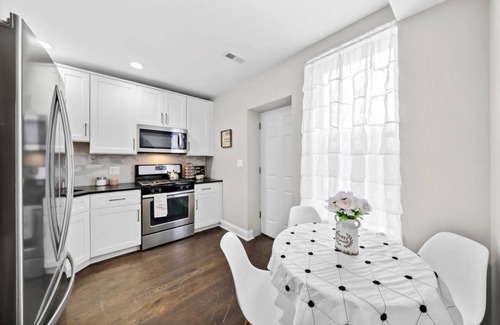 Kimball Apartamento | Stylish 4BR/2BA Apartment with Office, Deck, Grill, and 2GB WiFi in Chicago!