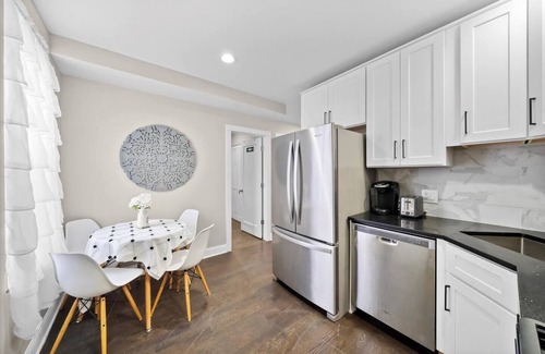 Kimball Apartamento | Stylish 4BR/2BA Apartment with Office, Deck, Grill, and 2GB WiFi in Chicago!