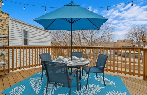 Kimball Apartamento | Stylish 4BR/2BA Apartment with Office, Deck, Grill, and 2GB WiFi in Chicago!