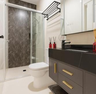 McKinnon Casa | Stylish 4BR Easy CBD Access Walk to Train & Shops