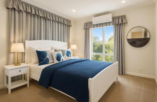 McKinnon Casa | Stylish 4BR Easy CBD Access Walk to Train & Shops