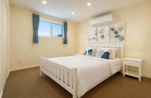 McKinnon Casa | Stylish 4BR Easy CBD Access Walk to Train & Shops