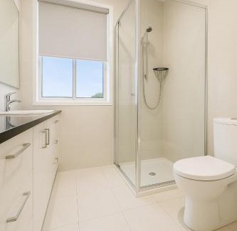 McKinnon Casa | Stylish 4BR Easy CBD Access Walk to Train & Shops