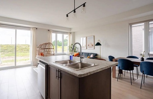 Innisfil Casa | Stylish 4BR Getaway. Family Friendly. Mins to Hwy