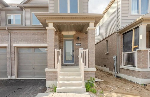 Innisfil Casa | Stylish 4BR Getaway. Family Friendly. Mins to Hwy