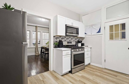Cicero Casa | Stylish 4BR | Sleeps 8 | Garage Parking | Near Airport & Downtown