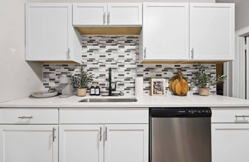 Cicero Casa | Stylish 4BR | Sleeps 8 | Garage Parking | Near Airport & Downtown