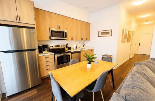 Near South Side Apartamento | Stylish 4BR Stay-Prime Location - State rep
