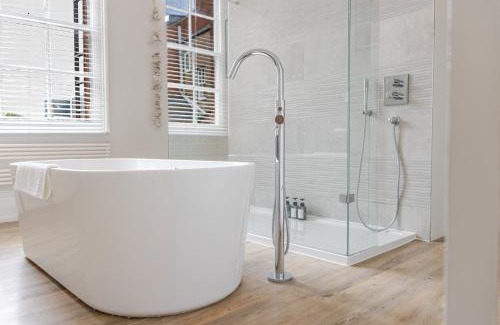 Leamington Spa Apartamento | Stylish 5-Bed Townhouse in Prime Leamington Spa