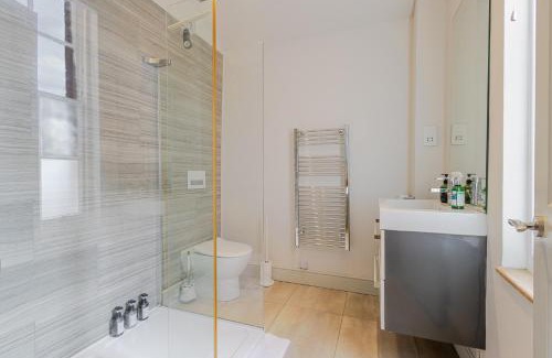 Leamington Spa Apartamento | Stylish 5-Bed Townhouse in Prime Leamington Spa