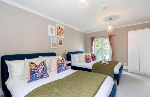 Cheltenham Casa | Stylish 5 Bedroom 4 Bathroom Townhouse