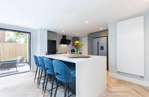 Cheltenham Casa | Stylish 5 Bedroom 4 Bathroom Townhouse
