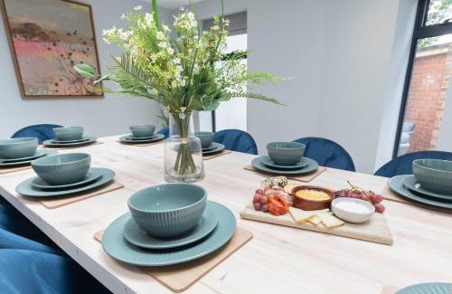 Cheltenham Casa | Stylish 5 Bedroom 4 Bathroom Townhouse