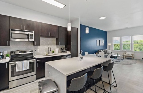 Charlotte Apartamento | Stylish| 5 Min to DT| Parking, Gym & W/D| Sleeps 6