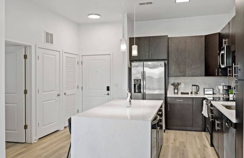 Charlotte Apartamento | Stylish| 5 Min to DT| Parking, Gym & W/D| Sleeps 6