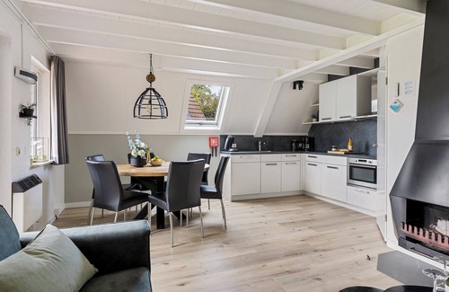 Gramsbergen Casa | Stylish 6-person bungalow with a renewed look in the Vechtdal, featuring a dishwasher, washing machine, Wi-Fi and terrace – enjoyment for young and old.