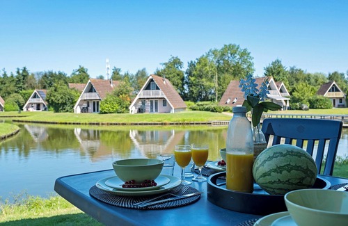 Gramsbergen Casa | Stylish 6-person bungalow with a renewed look in the Vechtdal, featuring a dishwasher, washing machine, Wi-Fi and terrace – enjoyment for young and old.
