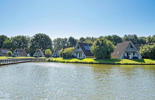 Gramsbergen Casa | Stylish 6-person bungalow with a renewed look in the Vechtdal, featuring a dishwasher, washing machine, Wi-Fi and terrace – enjoyment for young and old.