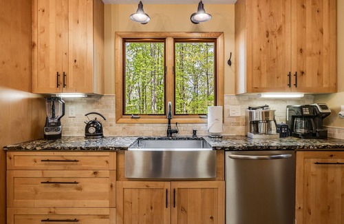 Avery Creek Casa | Stylish A-Frame⛰️ Fire Pit + Pet-Friendly & Biltmore Pass | 20min to AVL