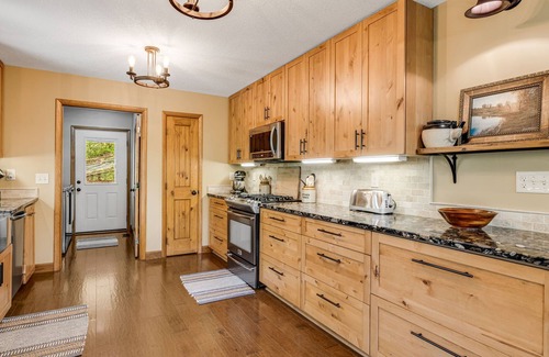 Avery Creek Casa | Stylish A-Frame⛰️ Fire Pit + Pet-Friendly & Biltmore Pass | 20min to AVL