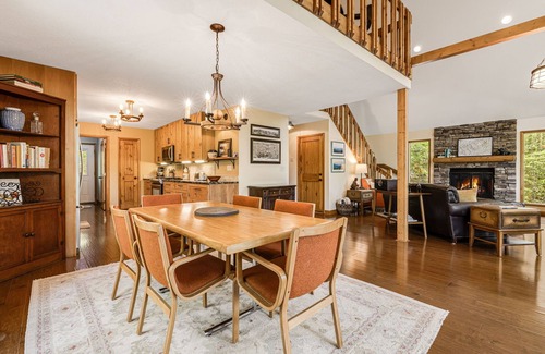 Avery Creek Casa | Stylish A-Frame⛰️ Fire Pit + Pet-Friendly & Biltmore Pass | 20min to AVL