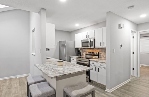 Overland Park Casa | Stylish and Comfortable 3-Bedroom Townhome in Overland Park with WIFI and Pool!