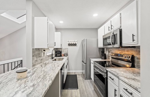 Overland Park Casa | Stylish and Comfortable 3-Bedroom Townhome in Overland Park with WIFI and Pool!
