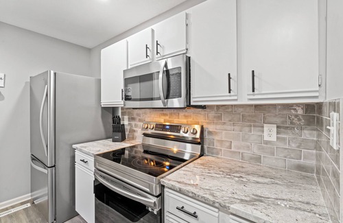 Overland Park Casa | Stylish and Comfortable 3-Bedroom Townhome in Overland Park with WIFI and Pool!