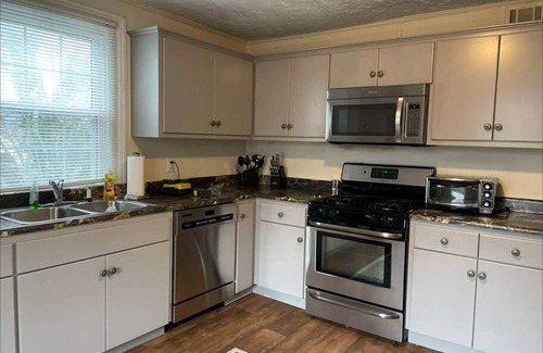 Fifeville Casa | Stylish and Convenient with WiFi & Fenced yard