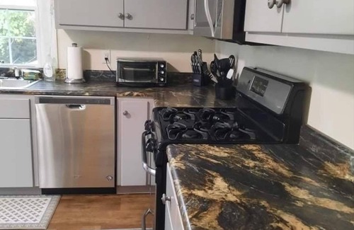 Fifeville Casa | Stylish and Convenient with WiFi & Fenced yard