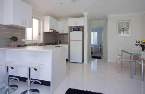 Warriewood Casa | Elegante y nueva casa de huéspedes "Lakeview" Warriewood - Mona Vale