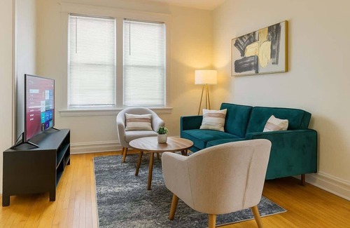 Andersonville Apartamento | Stylish and Roomy 2BR in Chicago