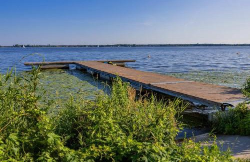 Serock Apartamento | Stylish Apartment by the Lake with Balcony in Zegrze by Noclegi Renters