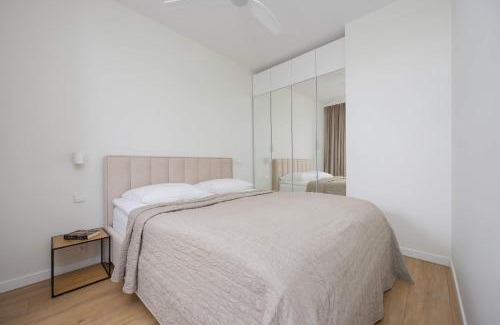 Serock Apartamento | Stylish Apartment by the Lake with Balcony in Zegrze by Noclegi Renters