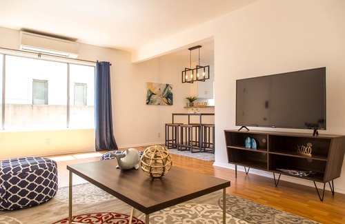 Downtown Casa | Stylish Apartment Downtown Glendale - Access to LA