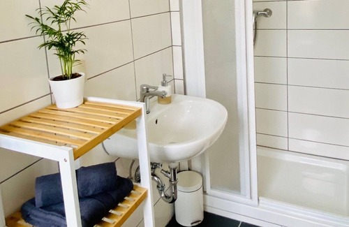 Andreasvorstadt Apartamento | Stylish apartment in a central location, Netflix, old building style, kitchen, public transport
