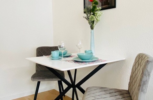 Andreasvorstadt Apartamento | Stylish apartment in a central location, Netflix, old building style, kitchen, public transport