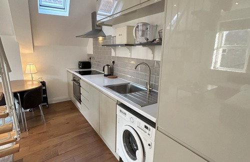 Clifton Casa | Stylish Apartment in the Heart of Clifton Village. Street Parking.