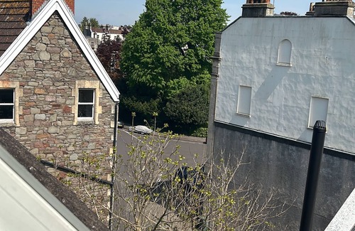 Clifton Casa | Stylish Apartment in the Heart of Clifton Village. Street Parking.