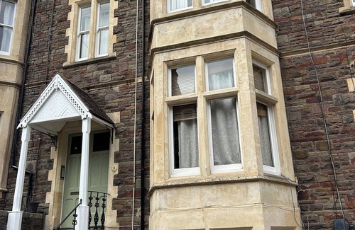 Clifton Casa | Stylish Apartment in the Heart of Clifton Village. Street Parking.
