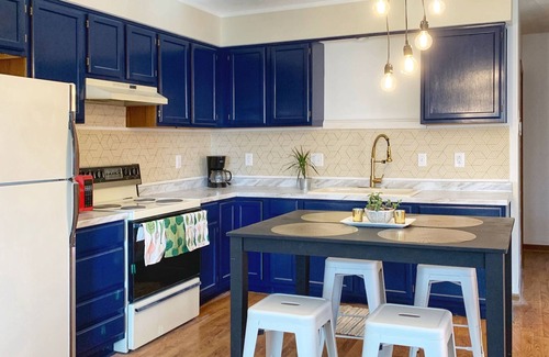 Parkville Apartamento | Stylish Apartment in Historic Downtown Parkville