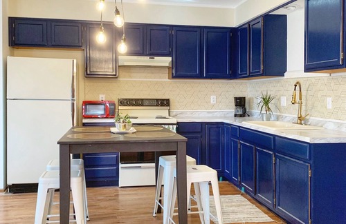 Parkville Apartamento | Stylish Apartment in Historic Downtown Parkville