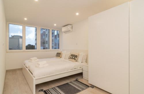Paco De Arcos Apartamento | Stylish Apartment W/River View by LovelyStay