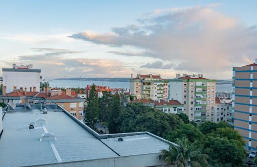 Paco De Arcos Apartamento | Stylish Apartment W/River View by LovelyStay
