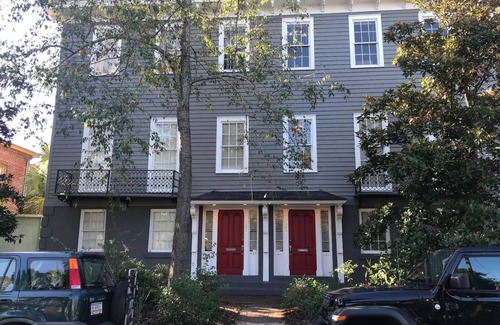 Savannah Victorian District Apartamento | Stylish Apartment walk to Forsyth Park King Bed