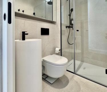 Ciudad Universitaria Apartamento | Stylish Apt in City Center Plaza Mayor View